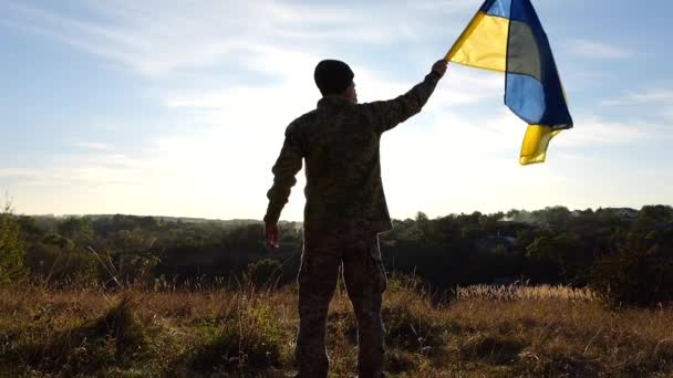 Soldat Ukrainien Masculin Levé Bannière Bleu Jaune Honneur Victoire Contre — Video