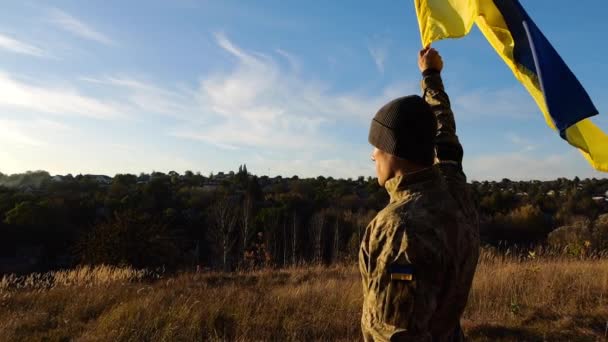 Soldado Del Ejército Ucraniano Masculino Levantó Bandera Azul Amarilla Honor — Vídeos de Stock
