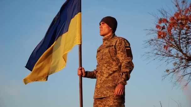 Homme Armée Ukrainienne Tient Avec Bannière Nationale Campagne Contre Ciel — Video
