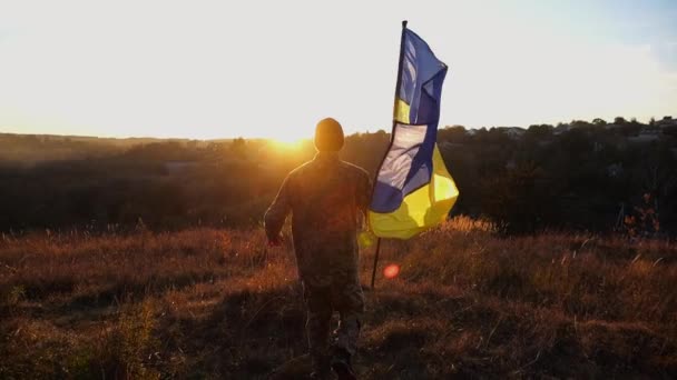 Soldado Masculino Del Ejército Ucraniano Corre Con Bandera Nacional Levantada — Vídeos de Stock