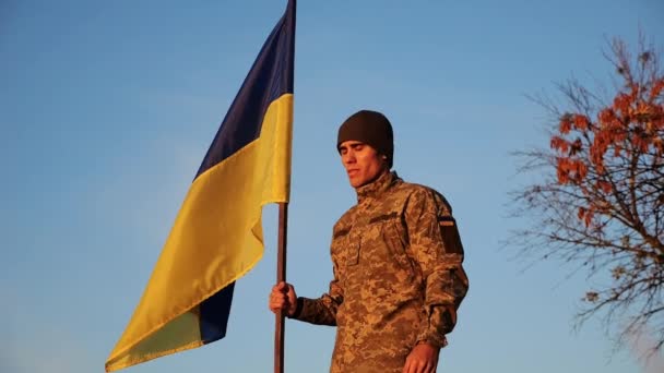 Ukrainischer Armeeangehöriger Steht Mit Nationalflagge Vor Blauem Himmel Männlicher Soldat — Stockvideo