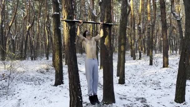 Kräftiger Und Muskulöser Mann Der Der Winternatur Reck Trainiert Schöner — Stockvideo