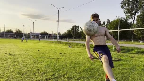 Δύο Αθλητές Που Δείχνουν Κόλπα Την Μπάλα Ενώ Πασάρουν Ένας — Αρχείο Βίντεο