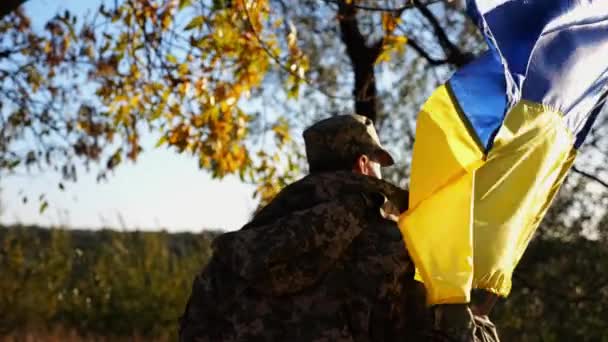 Üniformalı Genç Erkek Asker Ukrayna Bayrağıyla Kırsalda Yürüyor Ukrayna Ordusunun — Stok video