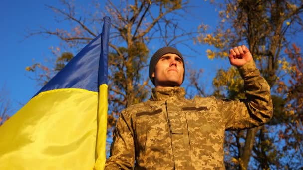 Jeune Homme Uniforme Camouflage Tient Avec Drapeau Ukraine Campagne Contre — Video