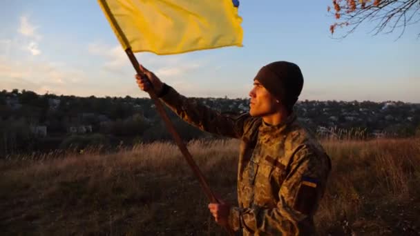 Hombre Soldado Del Ejército Ucraniano Ondeando Bandera Ucrania Cima Colina — Vídeos de Stock