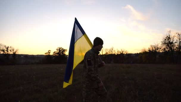 Joven Militar Uniforme Camina Con Bandera Ucrania Prado Soldado Del — Vídeos de Stock
