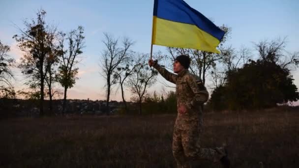 Στρατιώτης Του Ουκρανικού Στρατού Που Τρέχει Υψωμένη Μπλε Κίτρινη Σημαία — Αρχείο Βίντεο