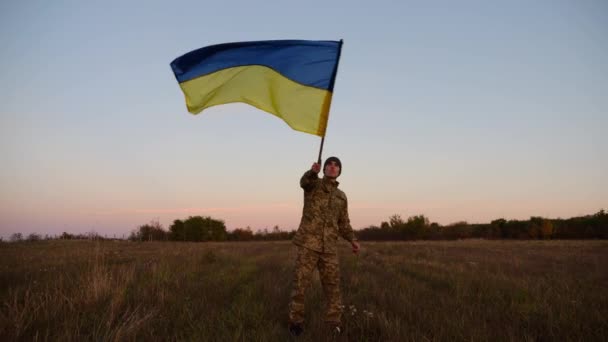 Νεαρός Στρατιώτης Του Ουκρανικού Στρατού Κυματίζει Μπλε Κίτρινη Σημαία Απελευθερωμένη — Αρχείο Βίντεο