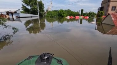 Novaya Kakhovka kentindeki Dnipro nehrindeki barajın patlaması sonucu Kherson kasabasında sel baskını meydana geldi. Kakhovka Hidroelektrik Santrali 'nin patlamasının sonuçları. Ukrayna 'da Savaş