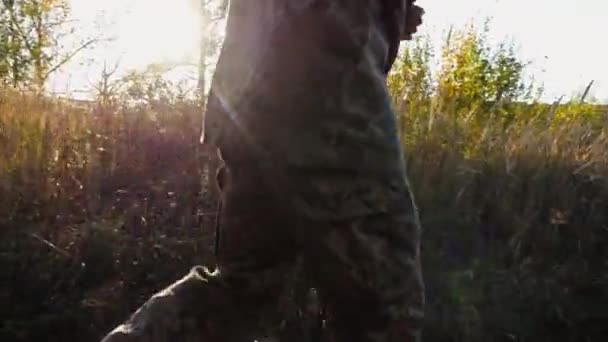 Soldado Masculino Del Ejército Ucraniano Corre Con Bandera Azul Amarilla — Vídeos de Stock