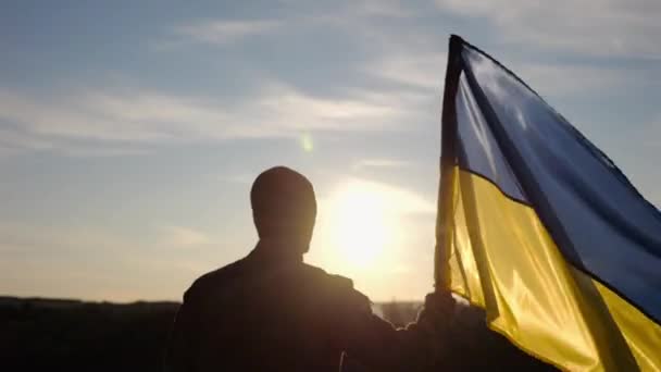 Αρσενικό Ουκρανικό Στρατιώτη Που Σηκώνει Μπλε Κίτρινο Πανό Προς Τιμήν — Αρχείο Βίντεο