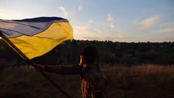 Hombre Soldado Del Ejército Ucraniano Ondeando Bandera Ucrania Cima Colina — Vídeos de Stock