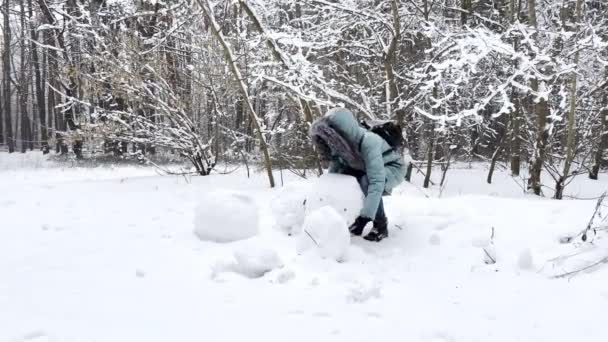 Щаслива Жінка Будує Сніговика Зимовому Лісі Молода Дівчина Активно Відпочиває — стокове відео