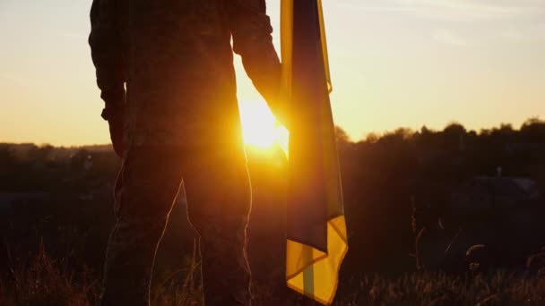 Man Ukrainska Armén Soldat Står Med Nationell Fana Mot Bakgrund — Stockvideo