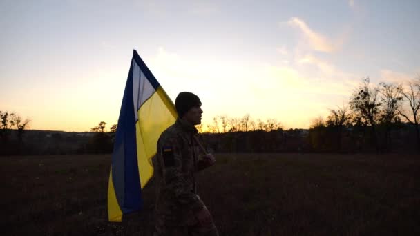 Militares Masculinos Jovens Uniforme Andam Com Bandeira Ucrânia Prado Soldado — Vídeo de Stock