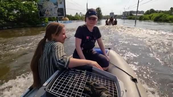 Vrijwilligers Varen Boot Dieren Mensen Evacueren Ontploffing Van Hydro Elektrische — Stockvideo