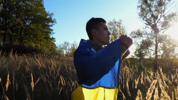 Soldato Maschio Uniforme Militare Sta Con Stendardo Azzurro Giallo Spalle — Video Stock