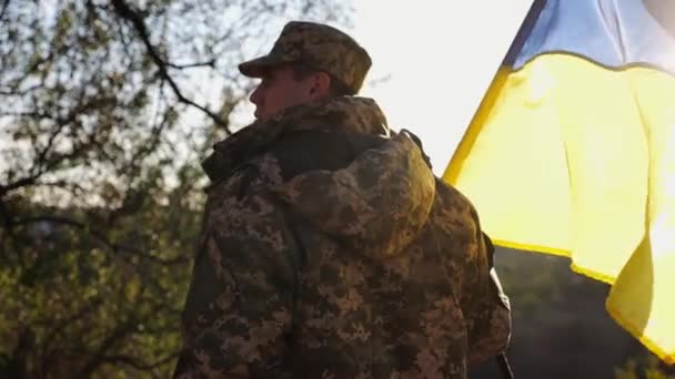 Soldat Der Ukrainischen Armee Steht Mit Gelb Blauer Fahne Auf — Stockvideo