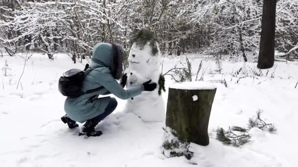 Gelukkige Vrouw Die Sneeuwman Bouwt Het Winterbos Jong Meisje Met — Stockvideo