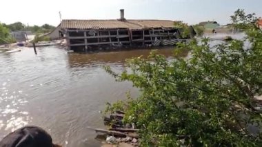 Novaya Kakhovka kentindeki Dnipro nehrindeki barajın patlaması sonucu Kherson kasabasında sel baskını meydana geldi. Kakhovka Hidroelektrik Santrali 'nin patlamasının sonuçları. Ukrayna 'da Savaş.