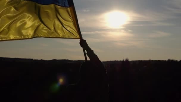 Silhueta Homem Exército Ucraniano Está Colina Agitando Bandeira Nacional Contra — Vídeo de Stock