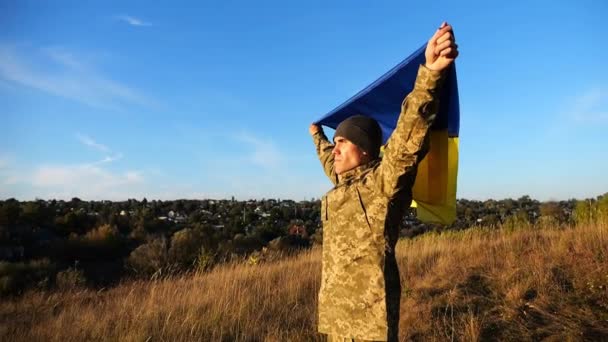 Männlicher Ukrainischer Armeesoldat Mit Erhobener Nationalfahne Ehren Des Sieges Über — Stockvideo