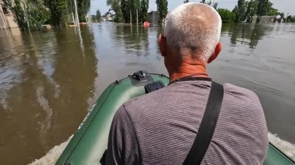 Los Voluntarios Navegan Barco Para Evacuar Animales Personas Después Detonación — Vídeos de Stock
