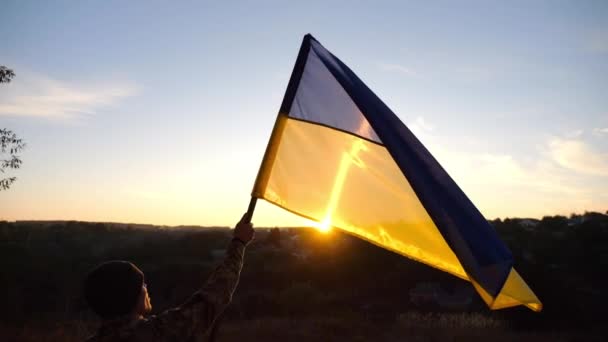 Jongeman Militair Uniform Zwaaiend Met Vlag Van Oekraïne Tegen Zonsondergang — Stockvideo