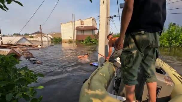 在Kakhovka水电站发生爆炸后 志愿者从水中救出一只猫 Kherson镇Dnipro河大坝爆炸的后果 慢动作 — 图库视频影像