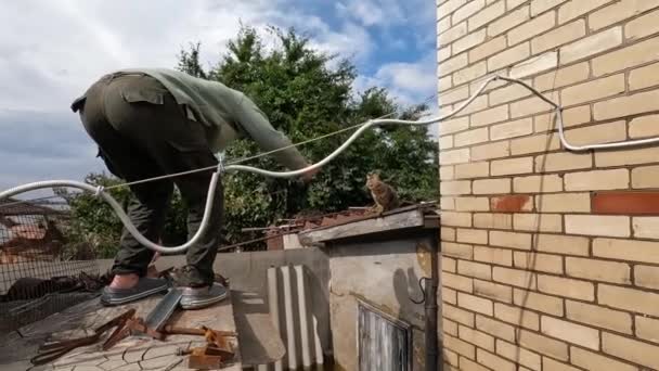 Εθελοντής Διάσωσης Φοβισμένη Γάτα Από Την Οροφή Του Σπιτιού Μετά — Αρχείο Βίντεο