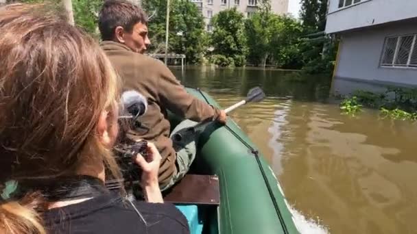 Εθελοντές Ταξιδεύουν Πλοίο Για Εκκενώσουν Ζώα Και Ανθρώπους Μετά Την — Αρχείο Βίντεο