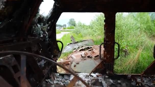 Exposição Equipamento Militar Destruído Exército Russo Veículos Blindados Enferrujados Queimados — Vídeo de Stock