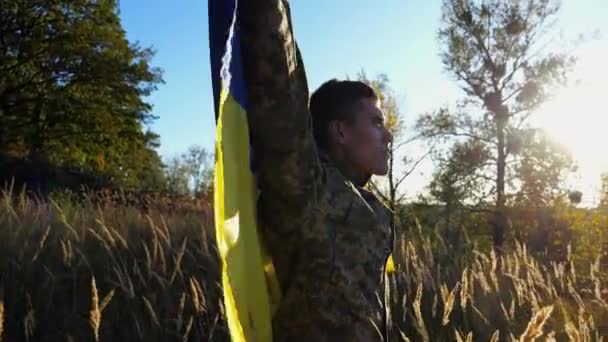 Militärangehörige Uniform Stehen Mit Erhobener Fahne Der Ukraine Auf Dem — Stockvideo