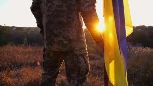 Militar Masculino Uniforme Levantando Bandera Azul Amarilla Honor Victoria Contra — Vídeos de Stock