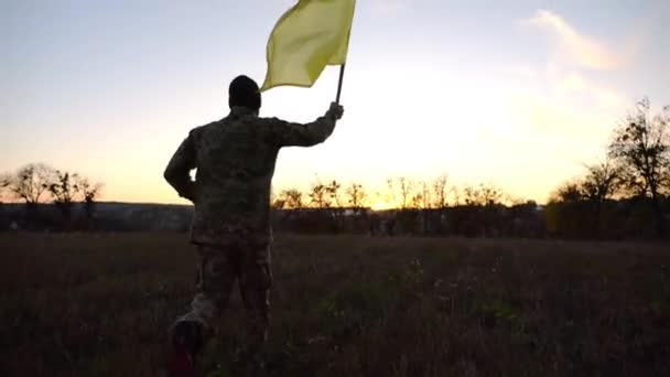 Soldato Dell Esercito Ucraino Che Corre Con Bandiera Blu Gialla — Video Stock
