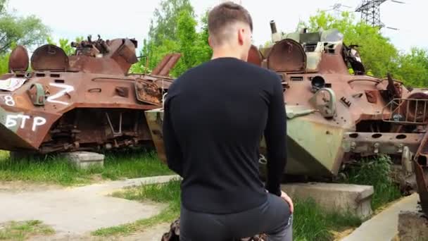 Молодой Человек Смотрит Уничтоженную Военную Технику Русской Армии Выставка Ржавой — стоковое видео