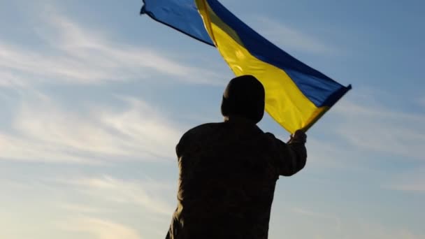 Uomo Militare Uniforme Sventola Bandiera Dell Ucraina Contro Cielo Blu — Video Stock