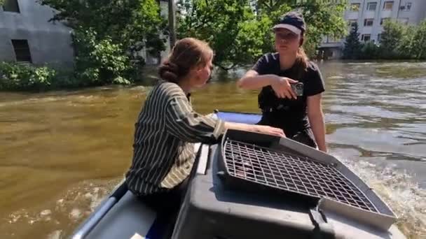 Добровольцы Плывут Лодке Эвакуировать Животных Людей После Детонации Гэс Наводнение — стоковое видео