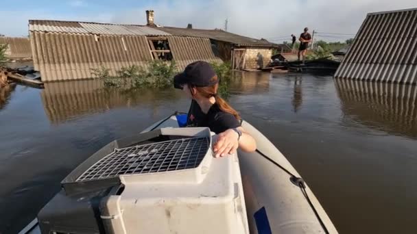 ボランティアは 水力発電所の爆発後にチキンを避難するためにボートで航行します ノヴァヤ カフカのダニプロ川でダムが爆発した結果 ハーソンの洪水した家屋 スローモーター — ストック動画