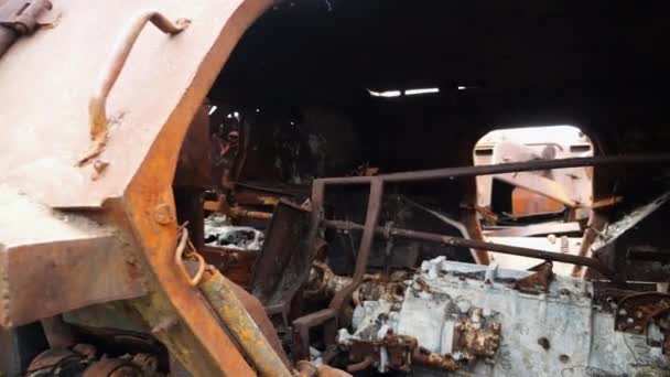 Σκουριασμένα Και Καμένα Τεθωρακισμένα Οχήματα Ουκρανικό Έδαφος Έκθεση Του Κατεστραμμένου — Αρχείο Βίντεο