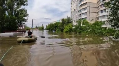 Hidroelektrik santrali patladıktan sonra hayvanları ve insanları tahliye etmek için gönüllüler tekneye biniyor. Novaya Kakhovka kentindeki Dnipro nehrindeki baraj patlaması sonucu Kherson 'da sel baskını.