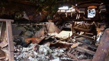 Ukrayna bölgesinde paslı ve yanmış zırhlı araçlar. Rus ordusunun imha edilmiş askeri teçhizatlarının sergilenmesi. Ukrayna ve Rusya arasındaki savaş. Yavaşla.