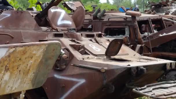 Veículos Blindados Enferrujados Queimados Território Ucraniano Exposição Equipamento Militar Destruído — Vídeo de Stock