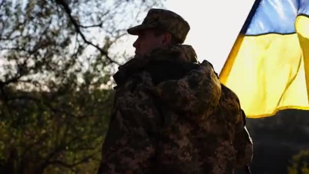 Soldado Exército Ucraniano Está Com Bandeira Levantando Azul Amarelo Campo — Vídeo de Stock