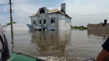 Novaya Kakhovka kentindeki Dnipro nehrindeki barajın patlaması sonucu Kherson kasabasında sel baskını meydana geldi. Kakhovka Hidroelektrik Santrali 'nin patlamasının sonuçları. Ukrayna 'da Savaş.