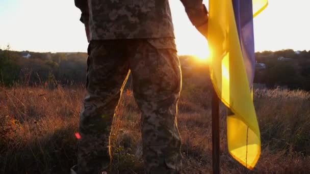 Заході Сонця Селі Стоїть Український Військовий Національним Прапором Чоловік Солдат — стокове відео