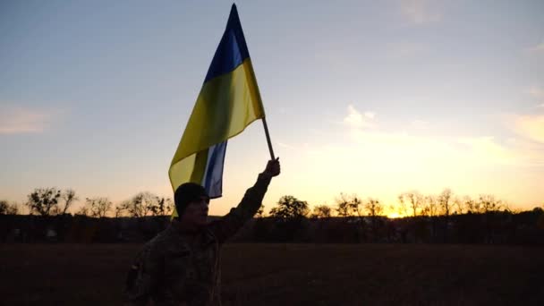 Voják Ukrajinské Armády Vztyčenou Modro Žlutou Vlajkou Hřišti Při Západu — Stock video