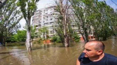 Hidroelektrik santrali patladıktan sonra hayvanları ve insanları tahliye etmek için gönüllüler tekneye biniyor. Novaya Kakhovka kentindeki Dnipro nehrindeki baraj patlaması sonucu Kherson 'da sel baskını.