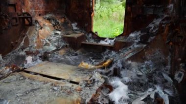 Rus ordusunun imha edilmiş askeri teçhizatlarının sergilenmesi. Ukrayna bölgesinde paslı ve yanmış zırhlı araçlar. Ukrayna ve Rusya arasındaki savaş. Yavaşla.